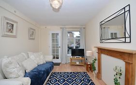 Bright Stylish 2 Bedroom Garden Apartment South Belfast Close To Everything